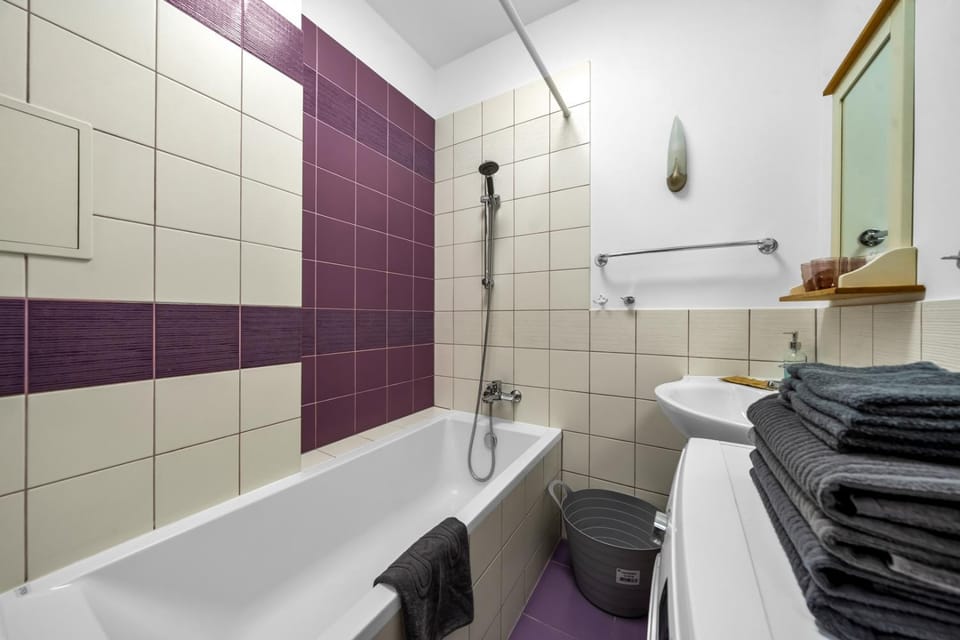 Shower, Toilet, Bathroom, Bath, towels, washing machine