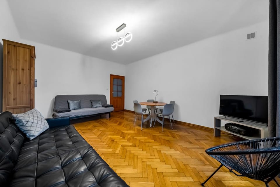 Communal lounge/ TV room, TV and multimedia, Living room, Seating area, Dining area, Evening entertainment