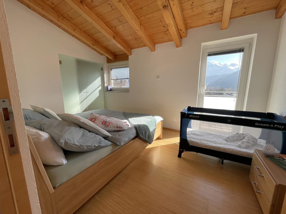Bedroom, cot