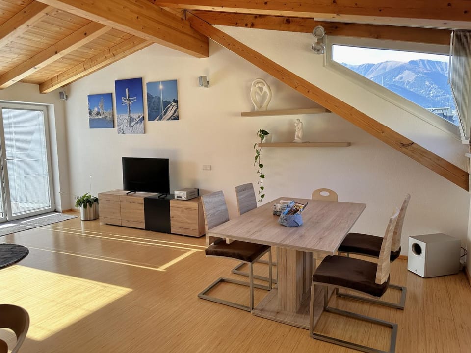 TV and multimedia, Living room, Dining area