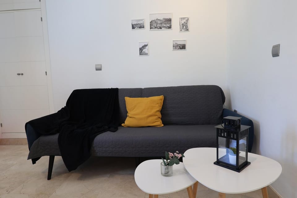 Bed, TV and multimedia, Living room