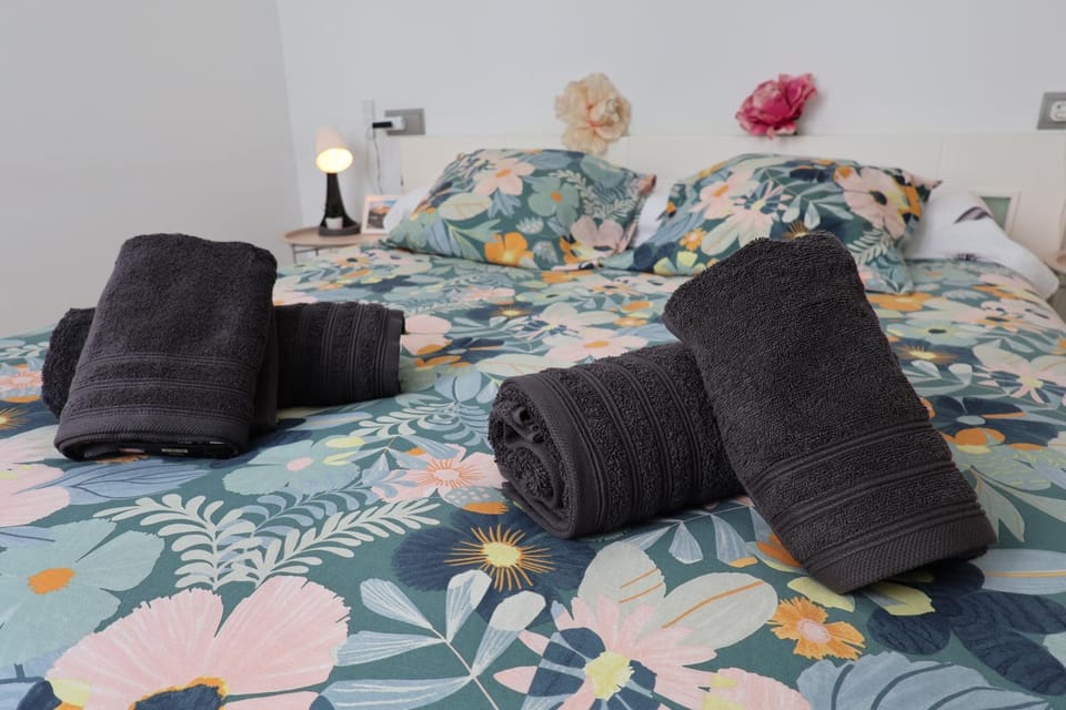 Bed, Bedroom, towels