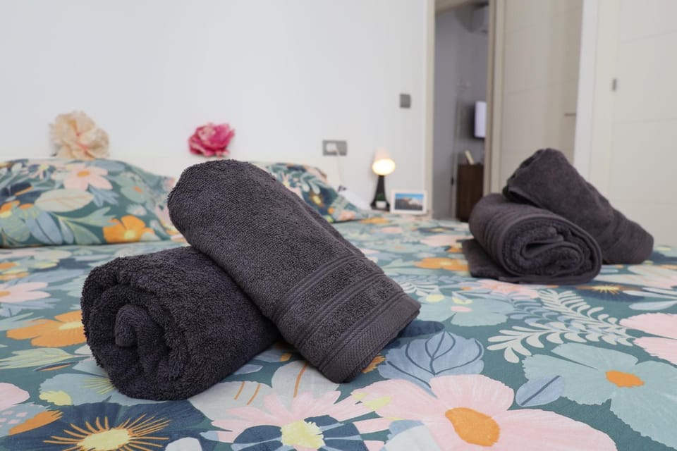 Bed, Bedroom, towels