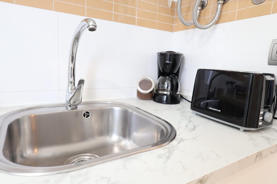 Coffee/tea facilities, toaster, kitchen