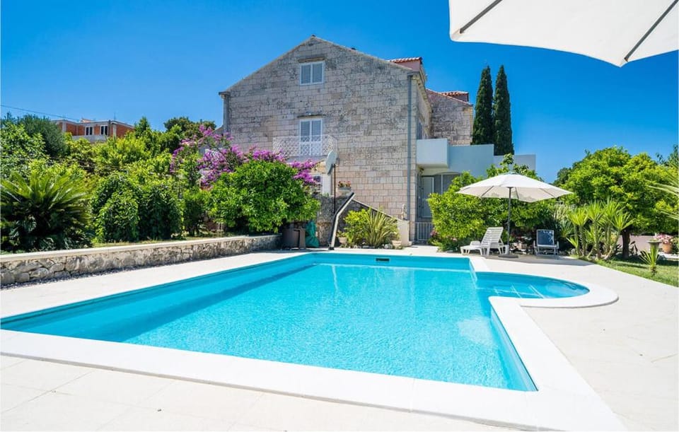 Property building, Day, Garden, Swimming pool