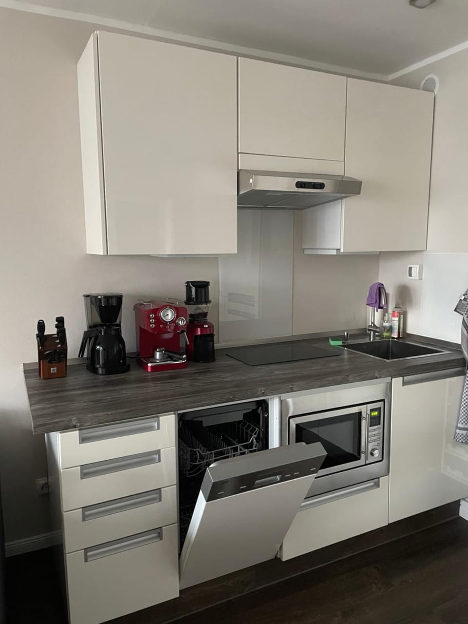 Coffee/tea facilities, Kitchen or kitchenette, dishwasher, stove, toaster