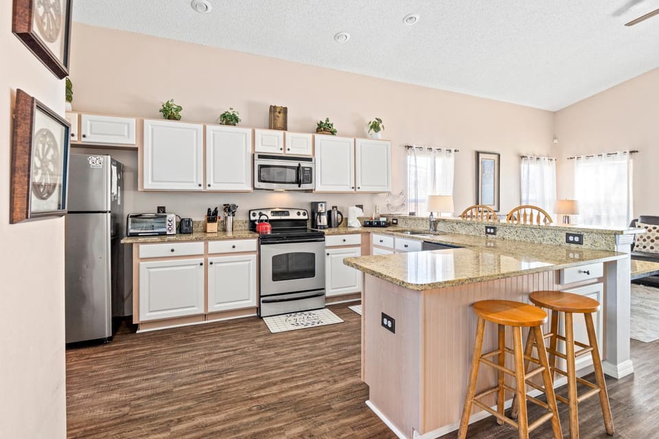 Kitchen or kitchenette, dishwasher, oven