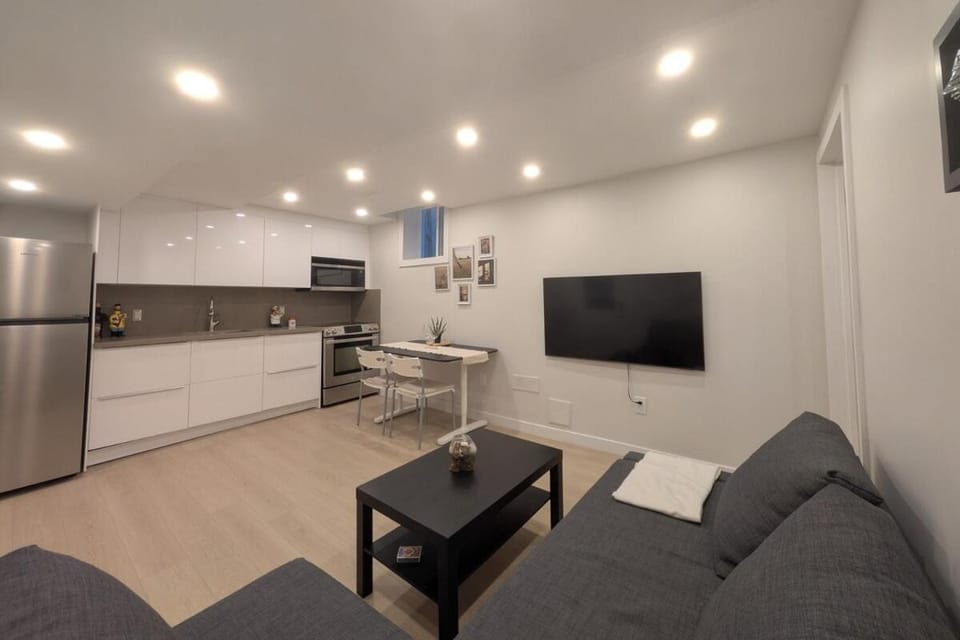 Elegant & Stylish Apartments with Private Entrance & Parking Apartment in Richmond Hill