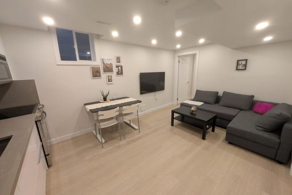 Elegant & Stylish Apartments with Private Entrance & Parking Apartment in Richmond Hill