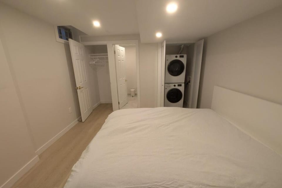 Elegant & Stylish Apartments with Private Entrance & Parking Apartment in Richmond Hill