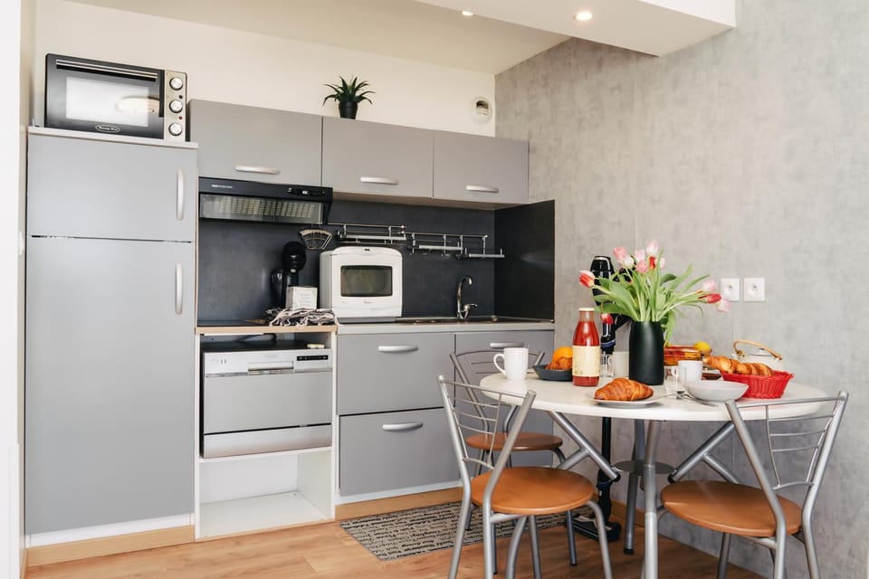 Kitchen or kitchenette, Dining area, dishwasher, oven