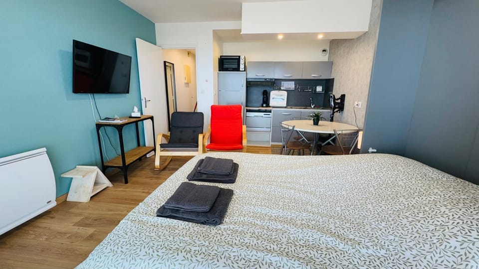 Bed, TV and multimedia, Photo of the whole room, Bedroom