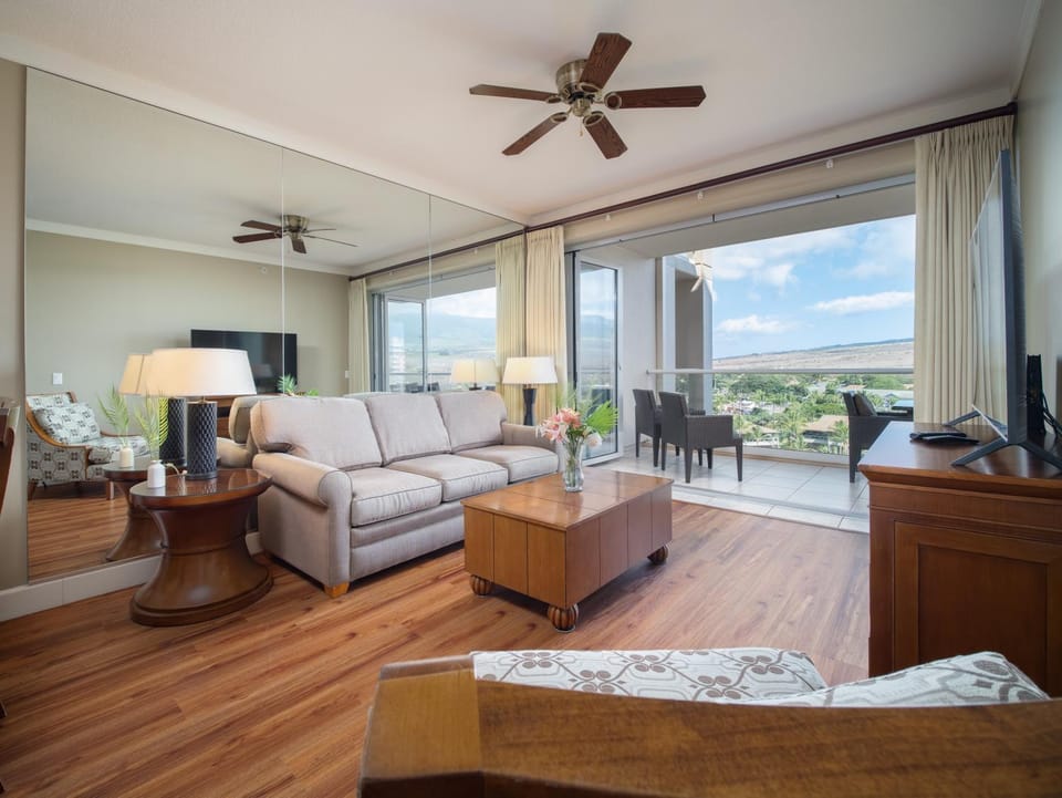 Ninth-Floor Mountain View Suite and Expansive Lanai at Honua Kai House in Kaanapali