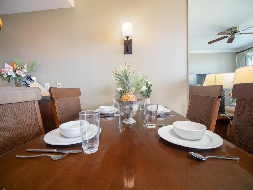 Ninth-Floor Mountain View Suite and Expansive Lanai at Honua Kai House in Kaanapali
