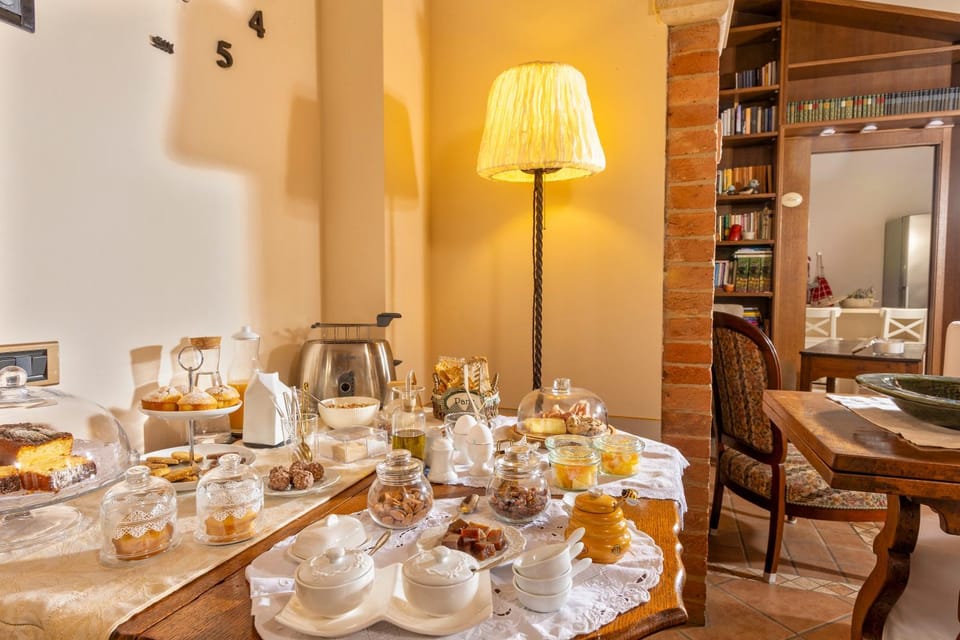 Library, Food and drinks, Dining area, Breakfast, Drinks