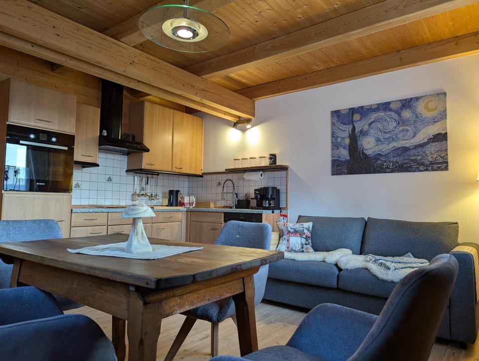 Kitchen or kitchenette, Living room, Seating area, Dining area