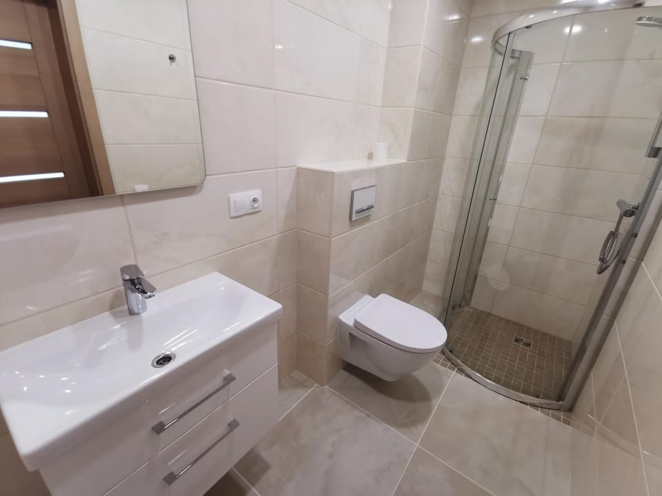 Shower, Toilet