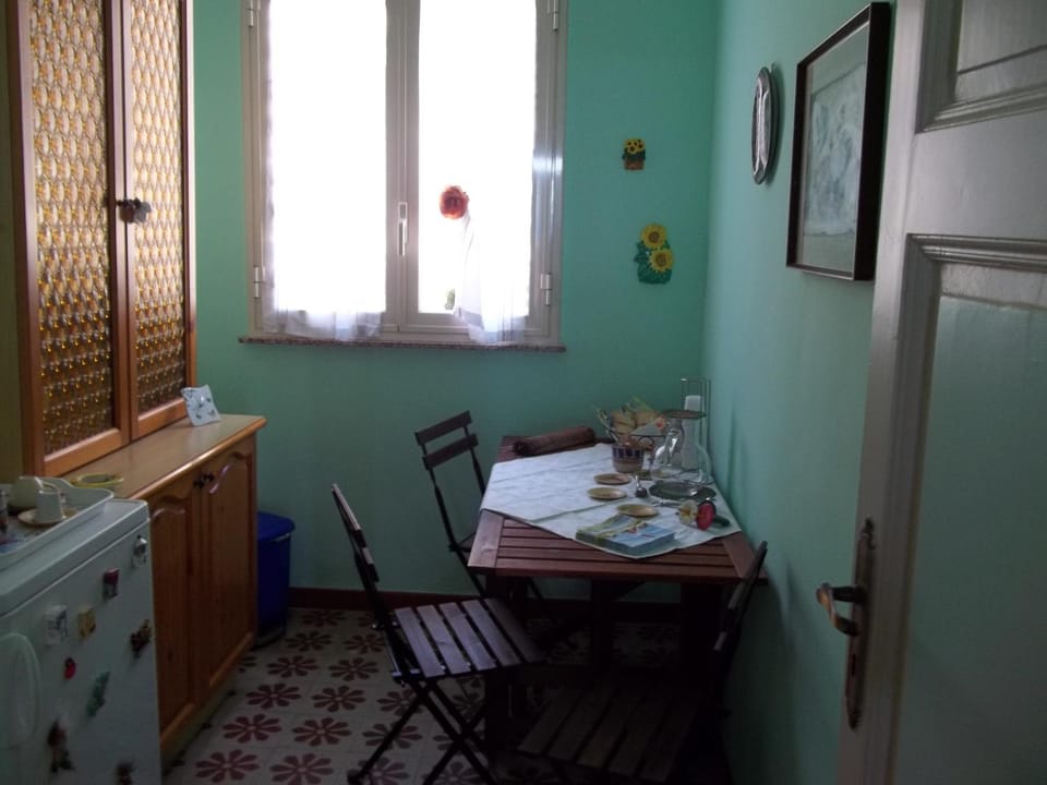 Coffee/tea facilities, Dining area