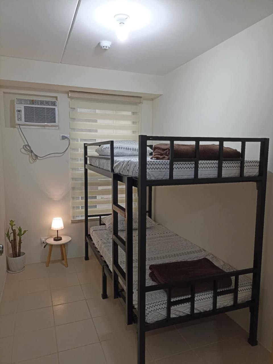 Bedroom, bunk bed, air conditioner
