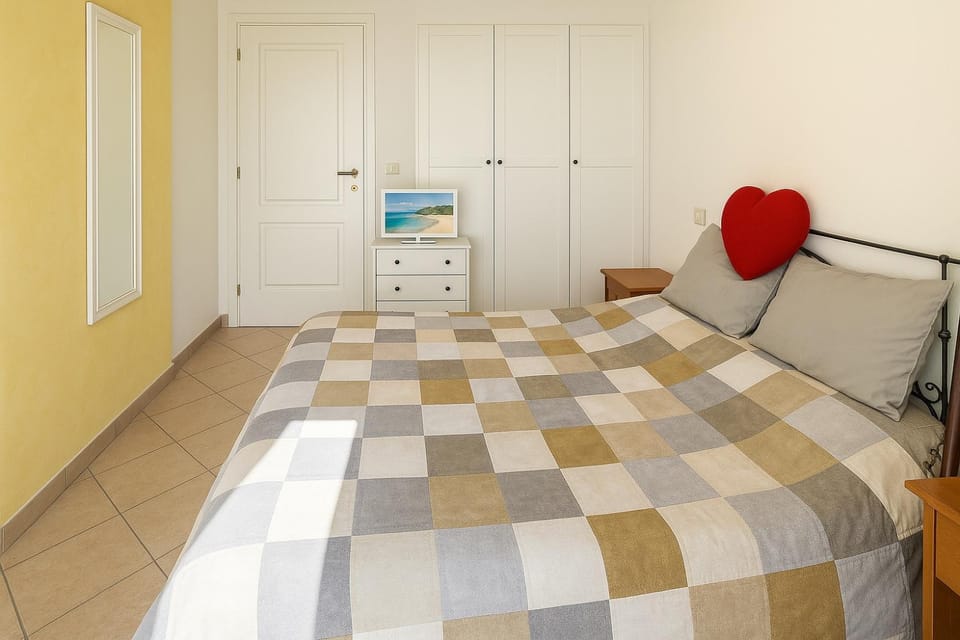 Photo of the whole room, Bedroom
