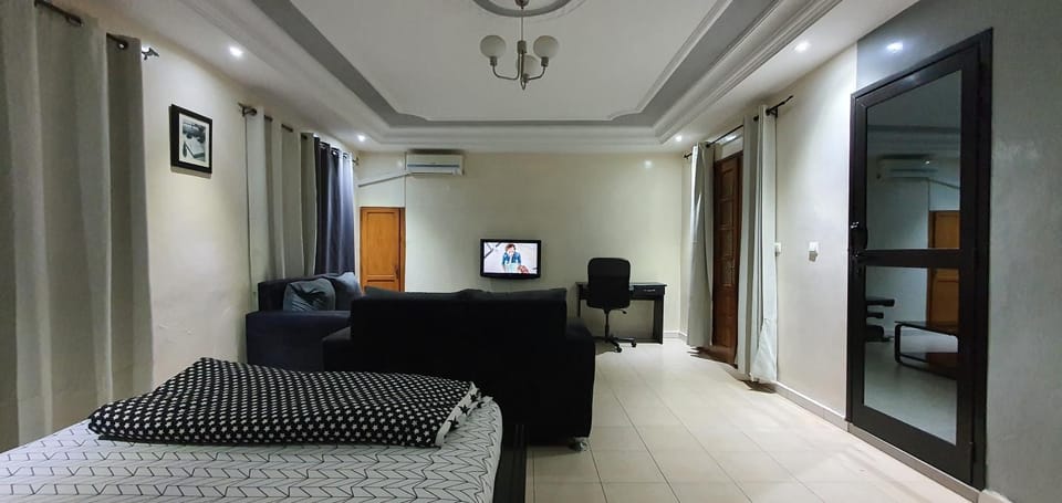 Communal lounge/ TV room, Bed, TV and multimedia, Living room, Photo of the whole room, Seating area, Evening entertainment, Bedroom