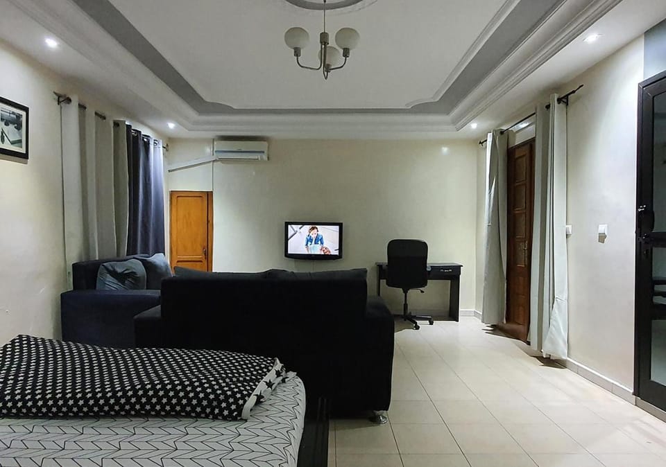 Communal lounge/ TV room, TV and multimedia, Living room, Seating area, Evening entertainment, air conditioner