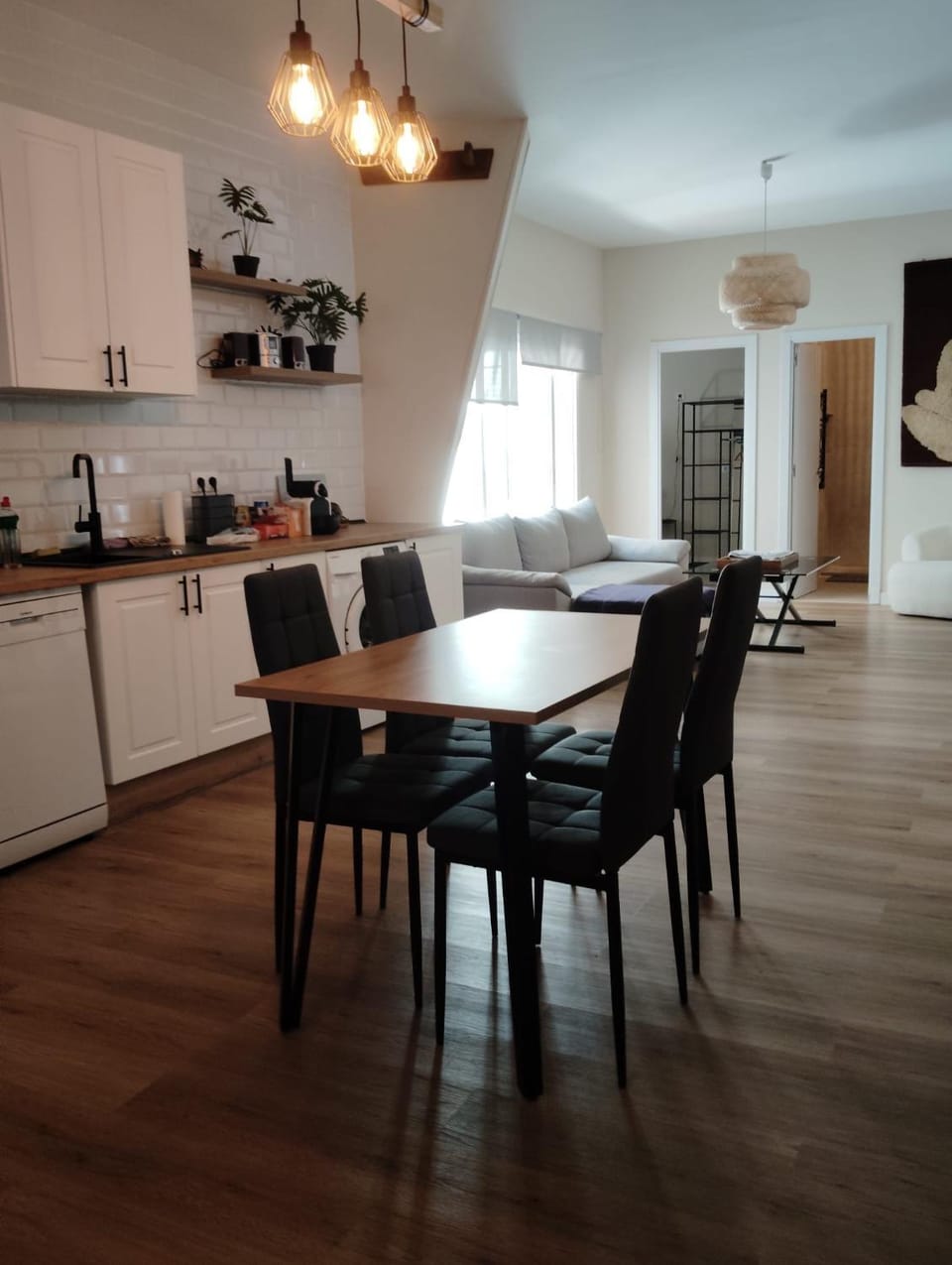 Kitchen or kitchenette, Dining area