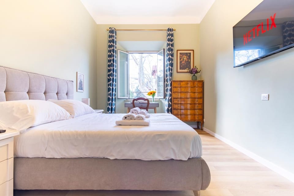 Bed, TV and multimedia, Photo of the whole room, Bedroom, towels