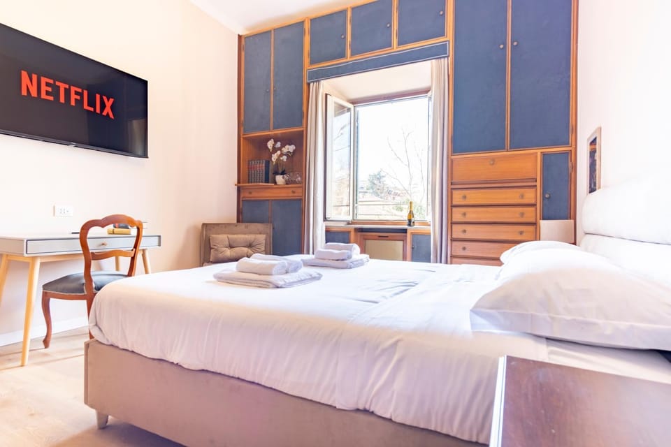 Bed, TV and multimedia, Photo of the whole room, Bedroom, towels