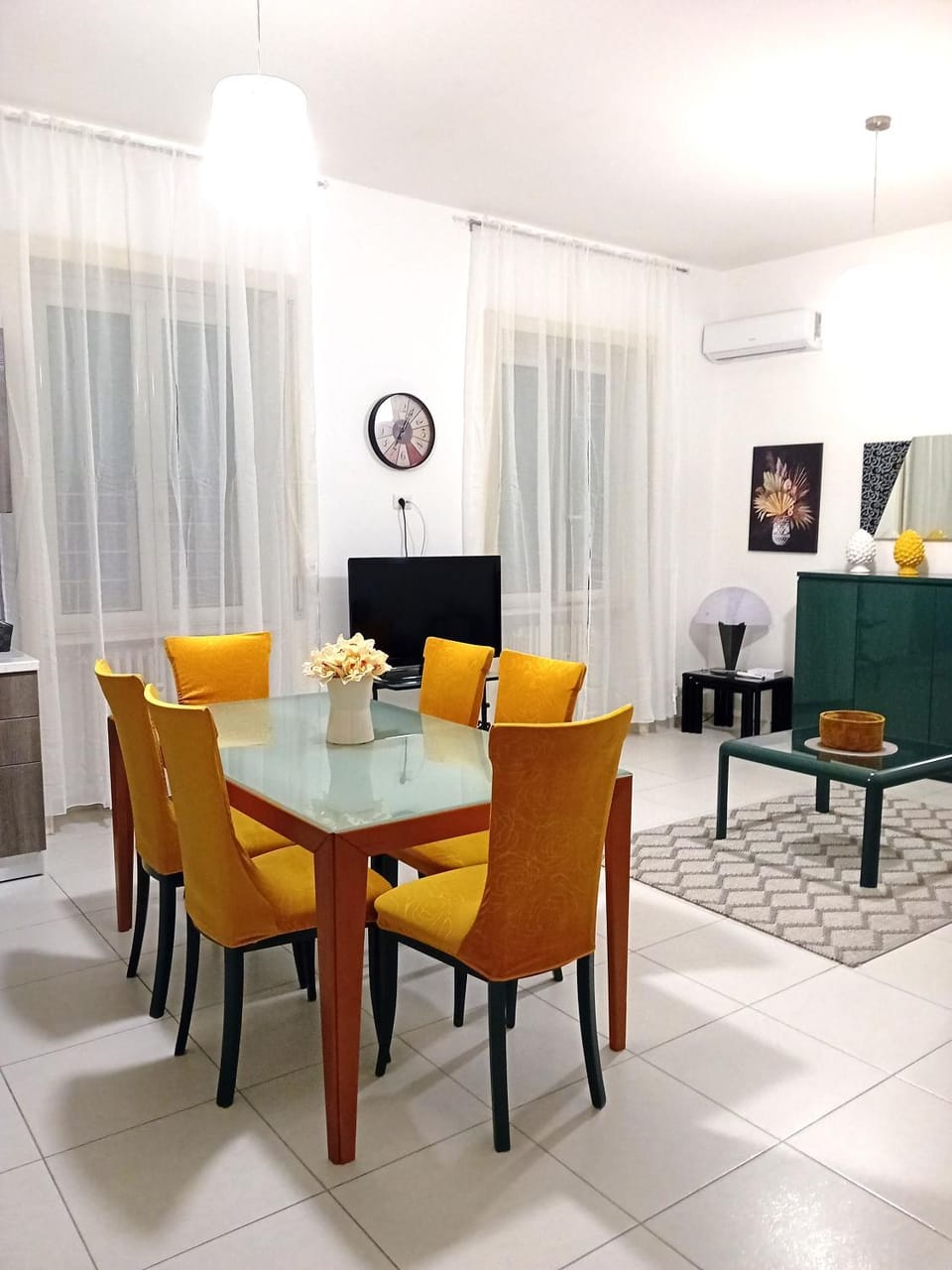TV and multimedia, Living room, Seating area, Dining area