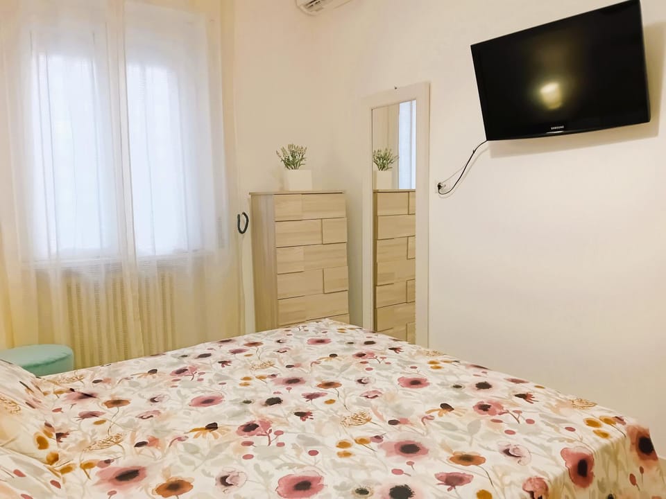 TV and multimedia, Photo of the whole room, air conditioner