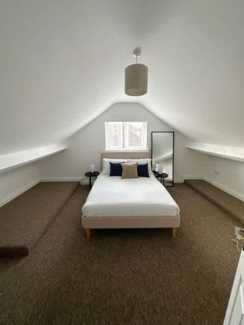Spacious 6-Bed Home With 4 Parking Spaces House in Oxford