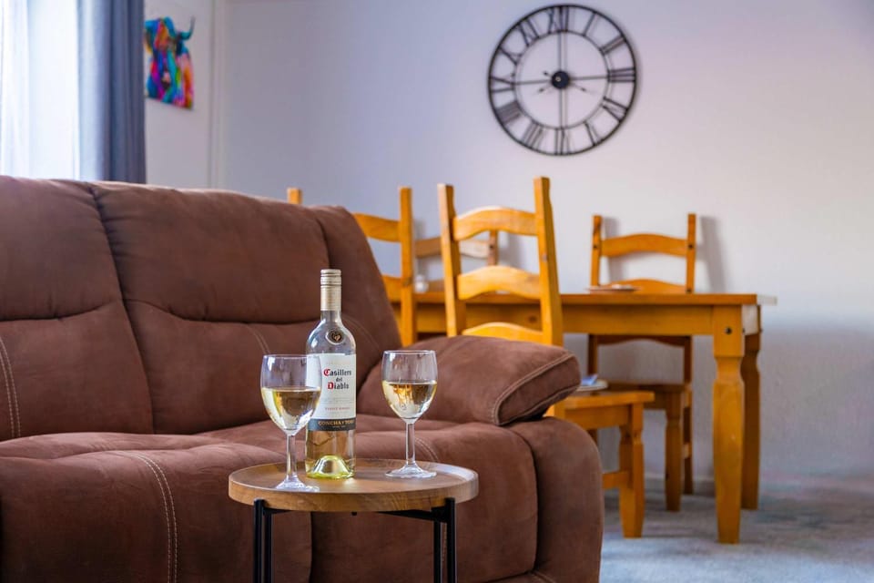 Living room, Food and drinks, Seating area, Dining area