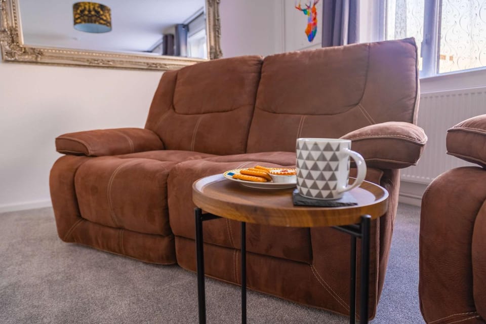 Living room, Food and drinks, Seating area, Food
