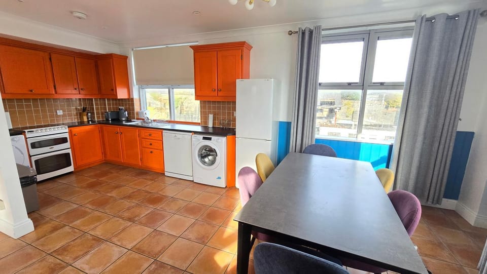 Cool Dockland Apt, sleeps 5, with parking Apartment in Galway