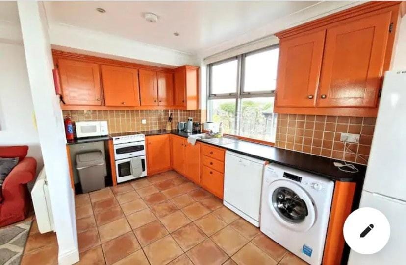 Cool Dockland Apt, sleeps 5, with parking Apartment in Galway