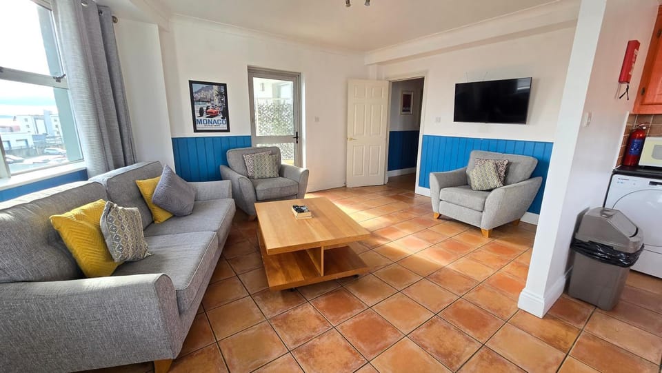 Cool Dockland Apt, sleeps 5, with parking Apartment in Galway