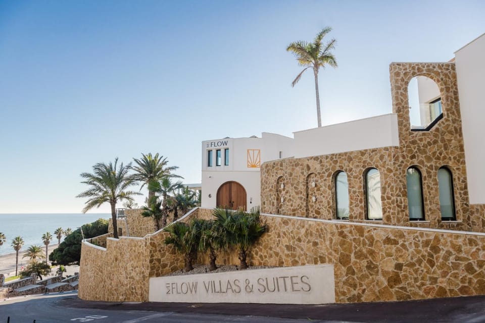 Property building, Day, Sea view, Location