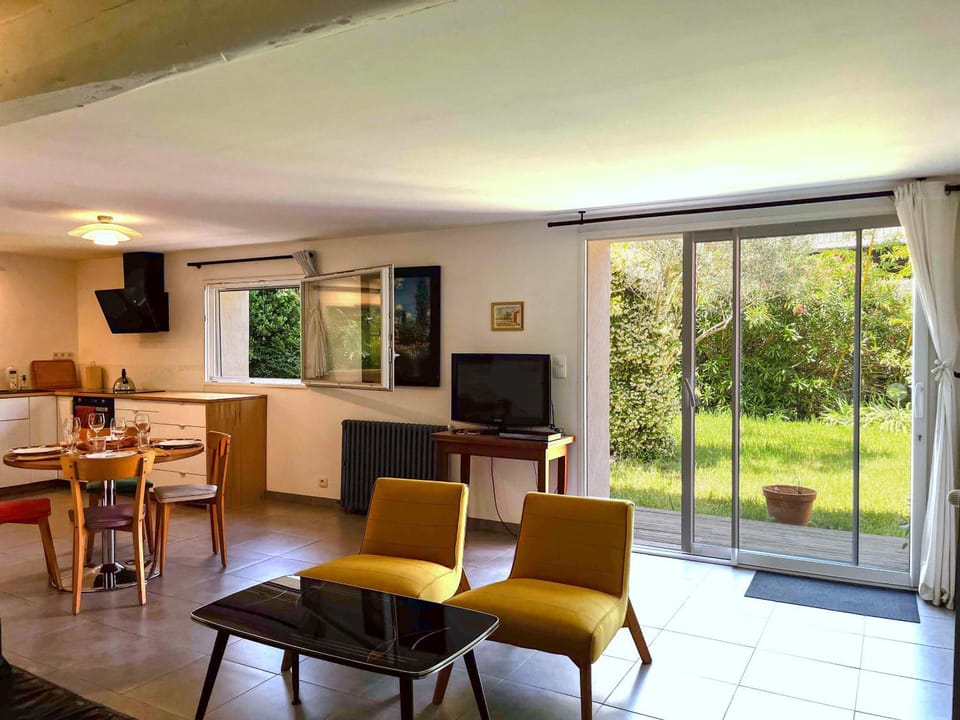 TV and multimedia, Living room, Garden view