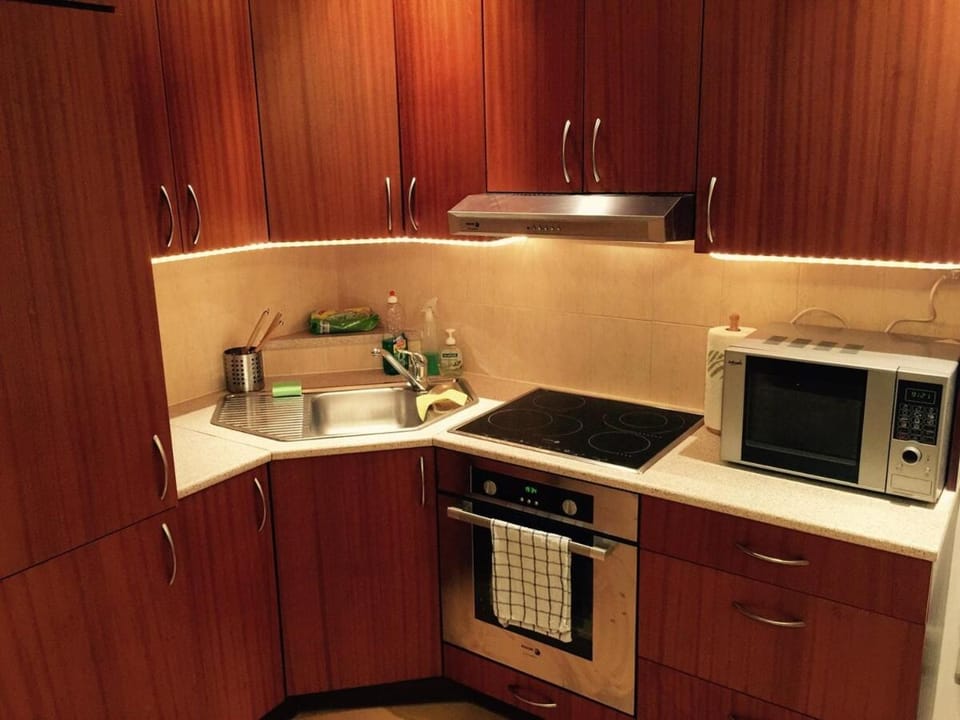 Coffee/tea facilities, Kitchen or kitchenette, oven, stove, toaster