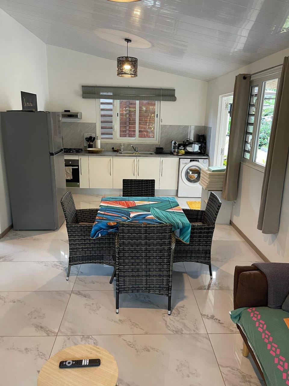 Dining area, oven, stove, toaster, washing machine