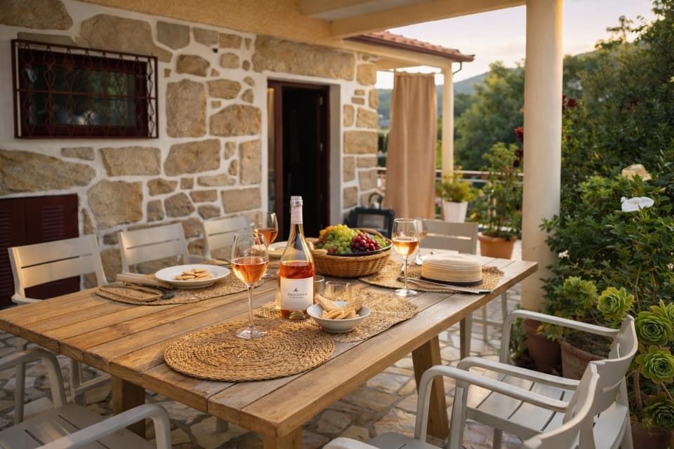 Patio, Garden, Dining area, Food, Garden view, Drinks, Alcoholic drinks