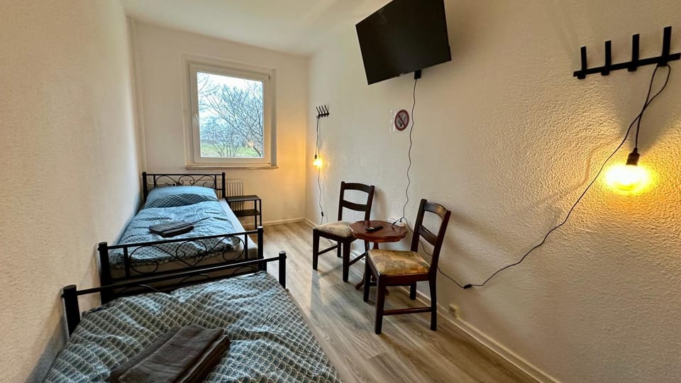 Bed, TV and multimedia, Photo of the whole room, Seating area, Bedroom