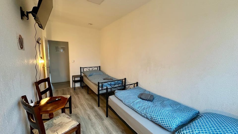 Bed, TV and multimedia, Photo of the whole room, Seating area, Bedroom