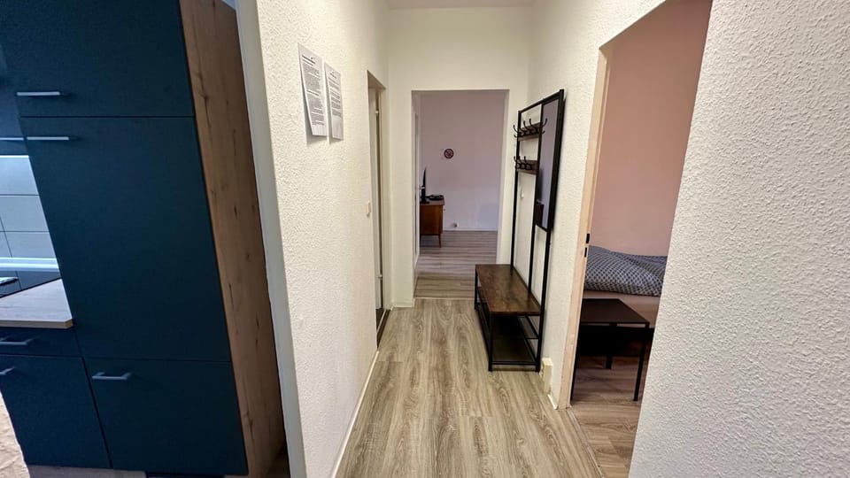 Photo of the whole room, internet