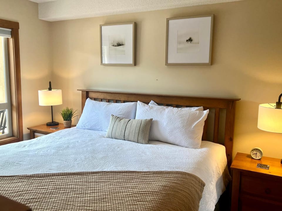 Main Village, Ski-in Ski-out, Hot Tub, Condo Apartment in British Columbia