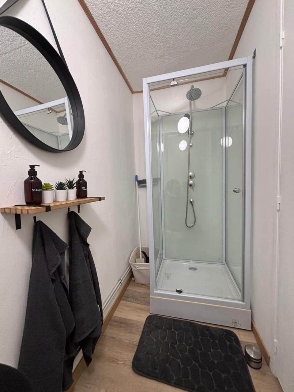 Shower, Toilet, Bathroom, towels