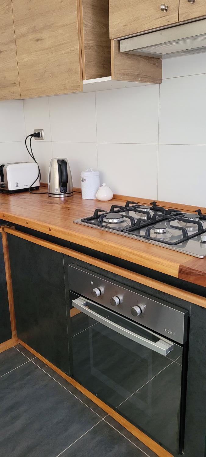 Coffee/tea facilities, Kitchen or kitchenette, stove, toaster