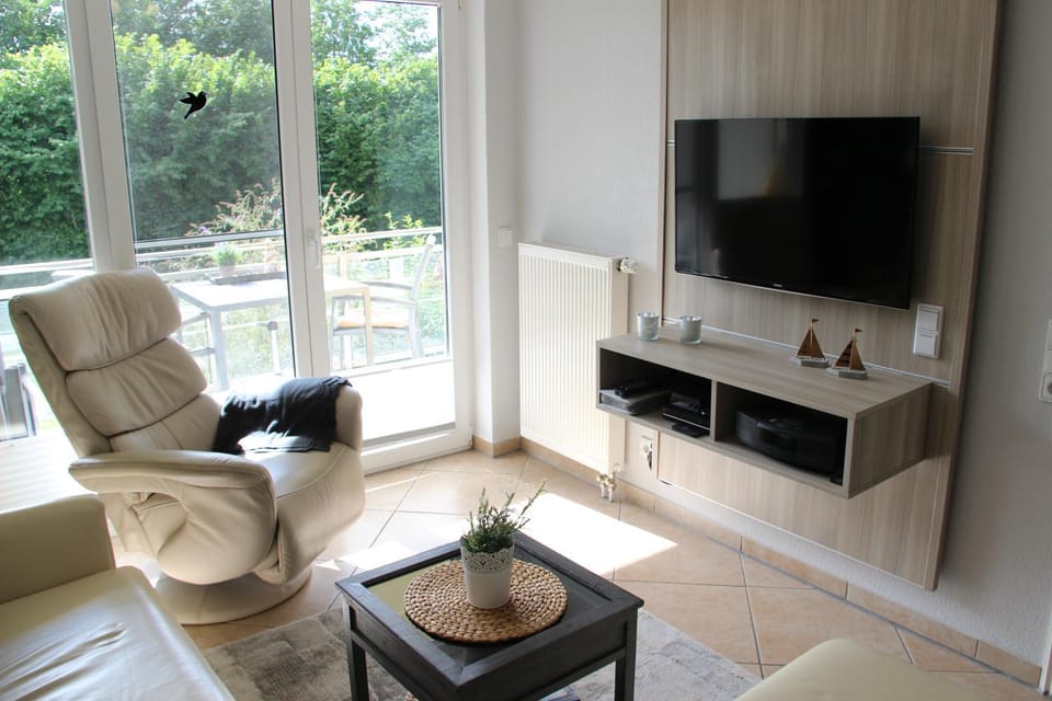 TV and multimedia, Living room, Seating area, Evening entertainment