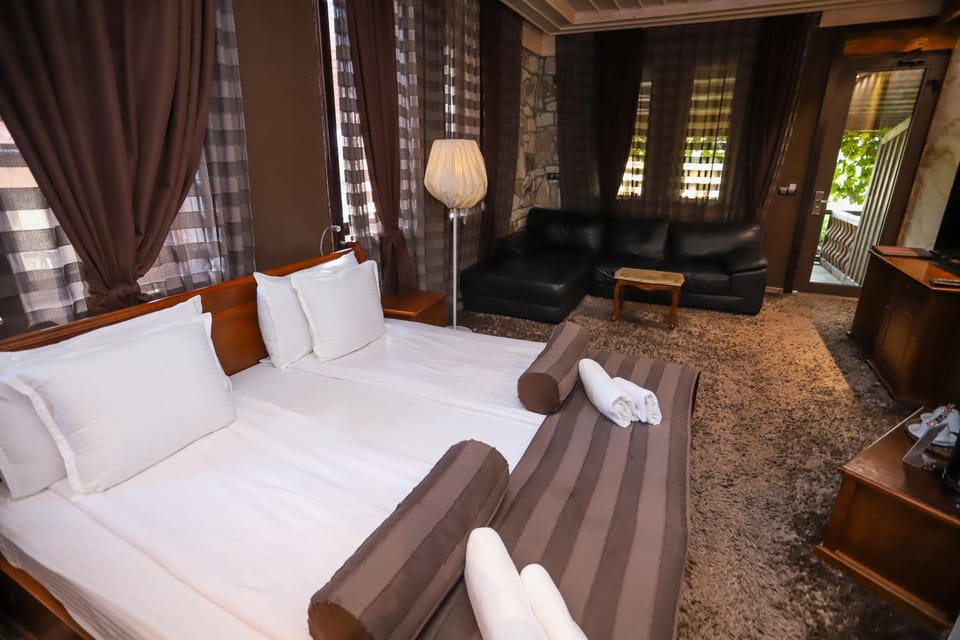 Bed, Photo of the whole room, Seating area, Bedroom